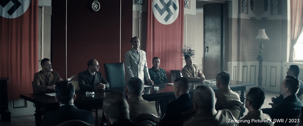 “A unique, unvarnished look inside the apparatus of power.” Führer und Verführer