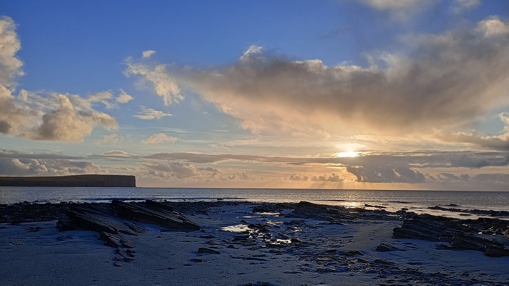 Weather Forecast 17 October : Dry today with sunshine. Winds light.