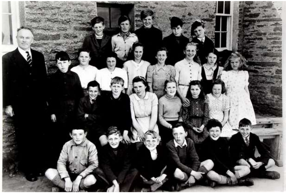a school photo of the class in 1940 with the male teacher