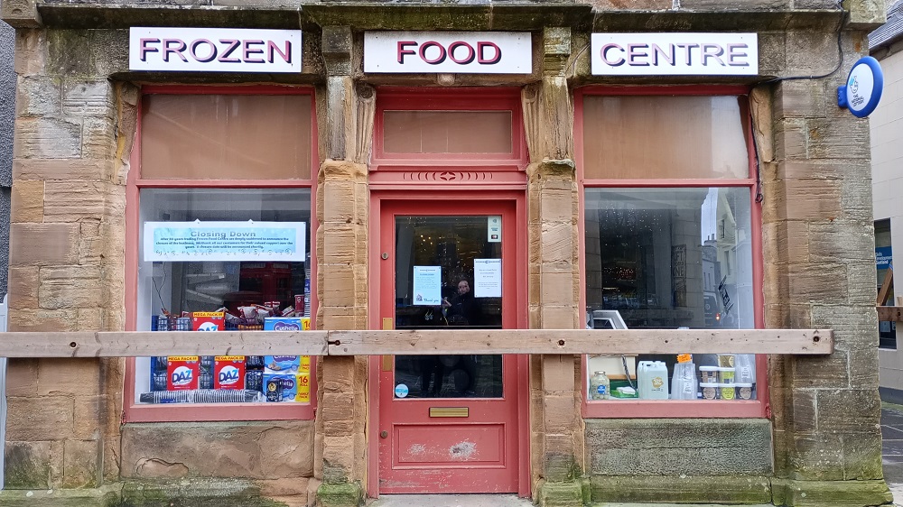 Frozen Food Centre Kirkwall with closure notice on it and Ba Barriers across it