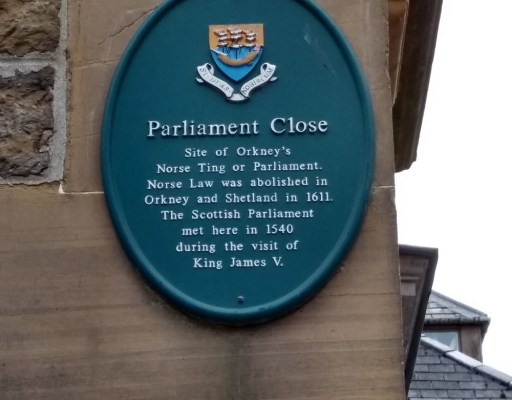 plaque on the wall in Albert Street for when the Scottish Parliament met there in the 16th century