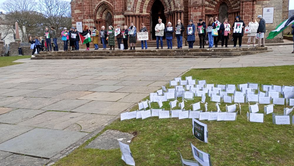 #Gaza: 37 million tonnes of debris including unexploded ordnance