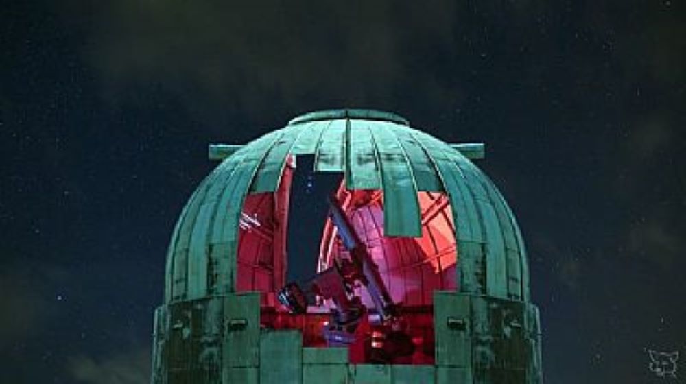 the done and seeing inside it with the telescope visible