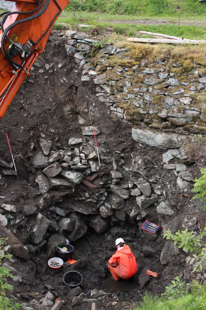 Solving the “Well-man” Mystery: blending history and archaeology with science