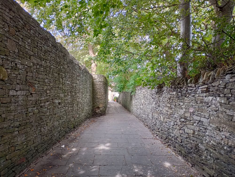 Weather Forecast 23 September : Sunny spells, scattered showers, light winds.
