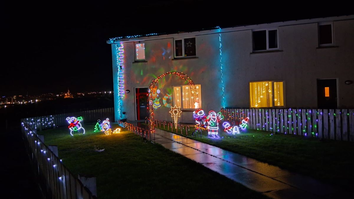 Weather Forecast 18 December : A few showers this morning, drier this afternoon.