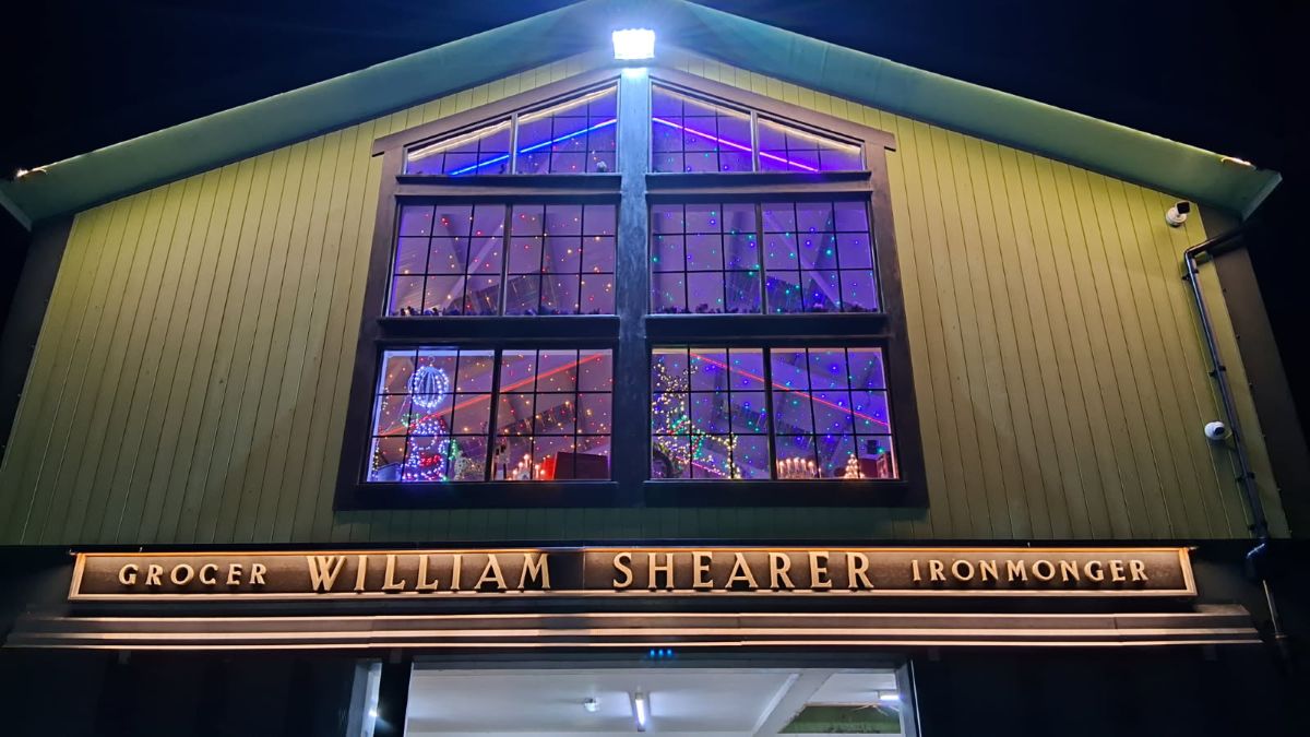 Weather Forecast 17 December : Rain spreading north in the morning, brightening up later. Windy.