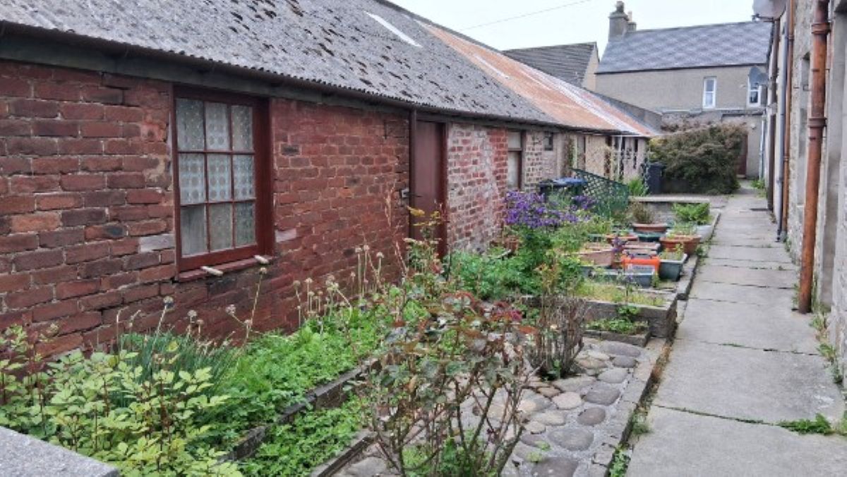 Weather Forecast 4 June : Haar slowly clearing then bright spells and a few showers.