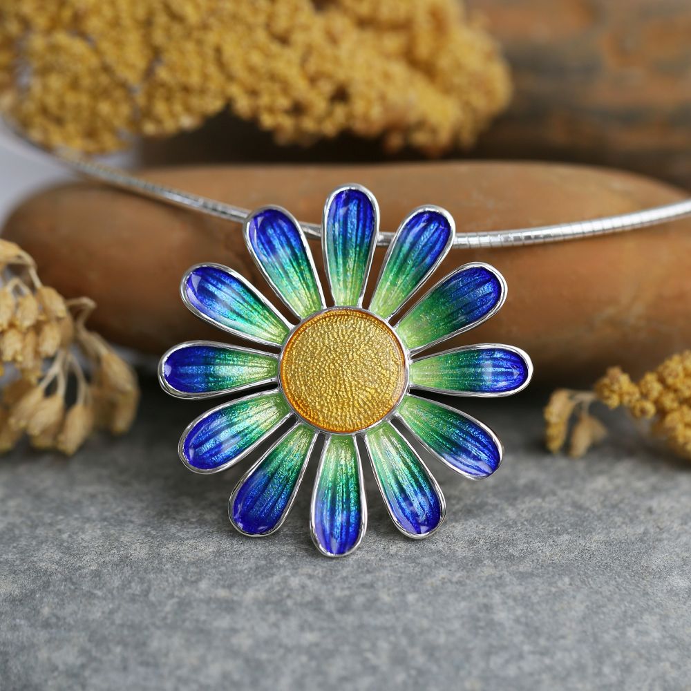 Sheila Fleet’s Daisy Collection Raising Funds for Scotland’s Air Ambulance